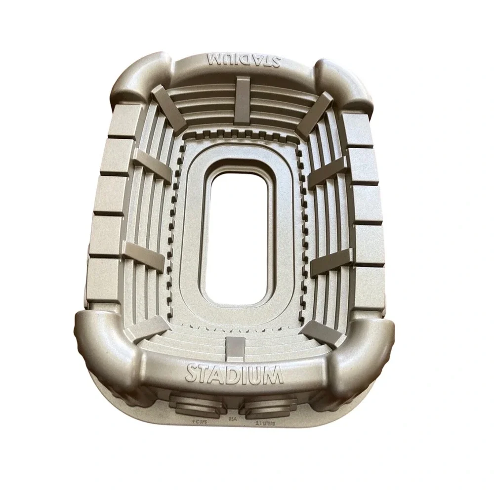 Nordic Ware Stadium Bundt Pan 9 Cup‎ Cast Aluminum Gold Sports Cake Mold USA